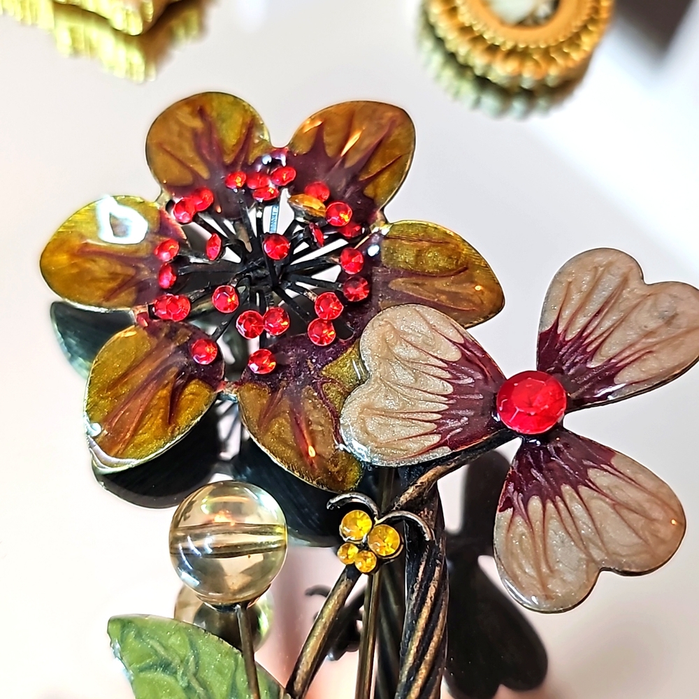 Large Flower Brooch - Picture 6 of 6